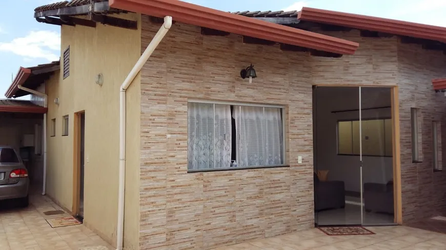 Foto 1 de Casa com 3 Quartos à venda, 175m² em Condominio Vale dos Pinheiros, Brasília