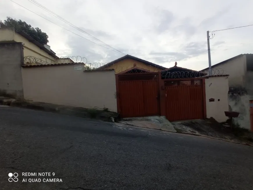 Foto 1 de Casa com 4 Quartos à venda, 200m² em Santa Helena, Contagem