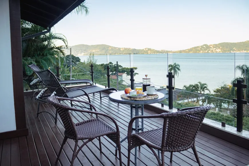 Foto 1 de Casa com 3 Quartos à venda, 256m² em Lagoa da Conceição, Florianópolis