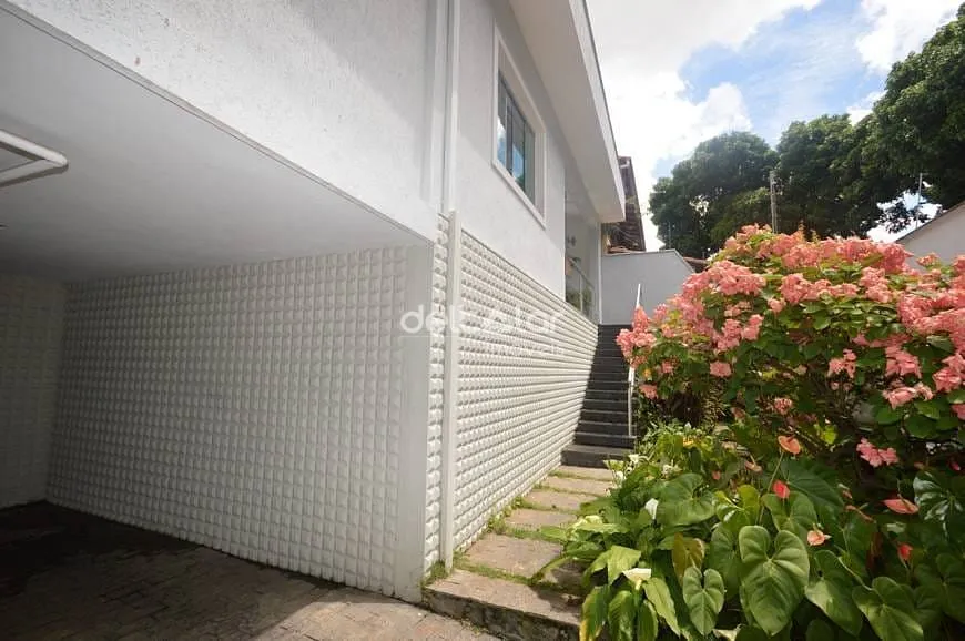 Foto 1 de Casa com 4 Quartos à venda, 267m² em Itapoã, Belo Horizonte