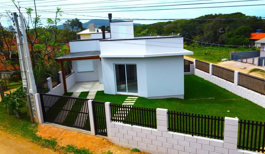 Foto 1 de Casa com 2 Quartos à venda, 80m² em Areias de Palhocinha, Garopaba