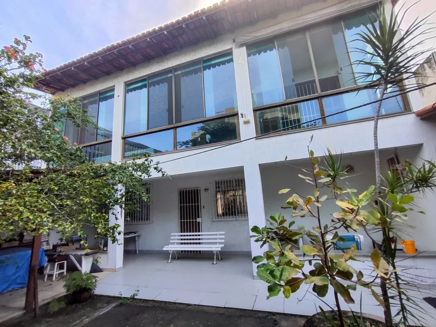 Foto 1 de Casa com 5 Quartos para venda ou aluguel, 287m² em Cavaleiros, Macaé