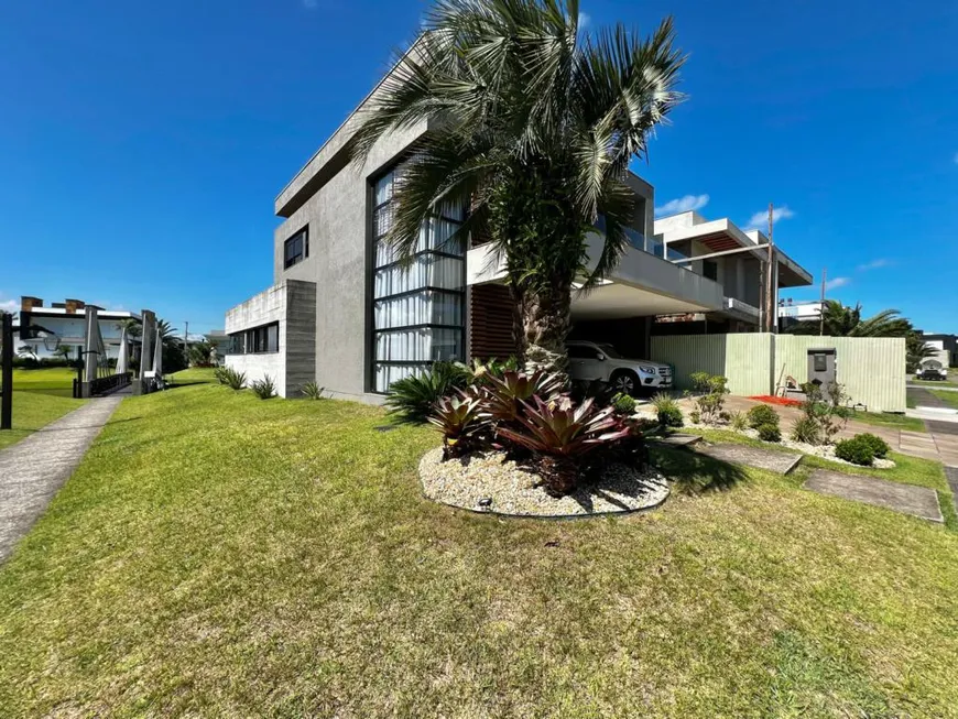Foto 1 de Casa de Condomínio com 4 Quartos à venda, 320m² em Santa Luzia, Capão da Canoa