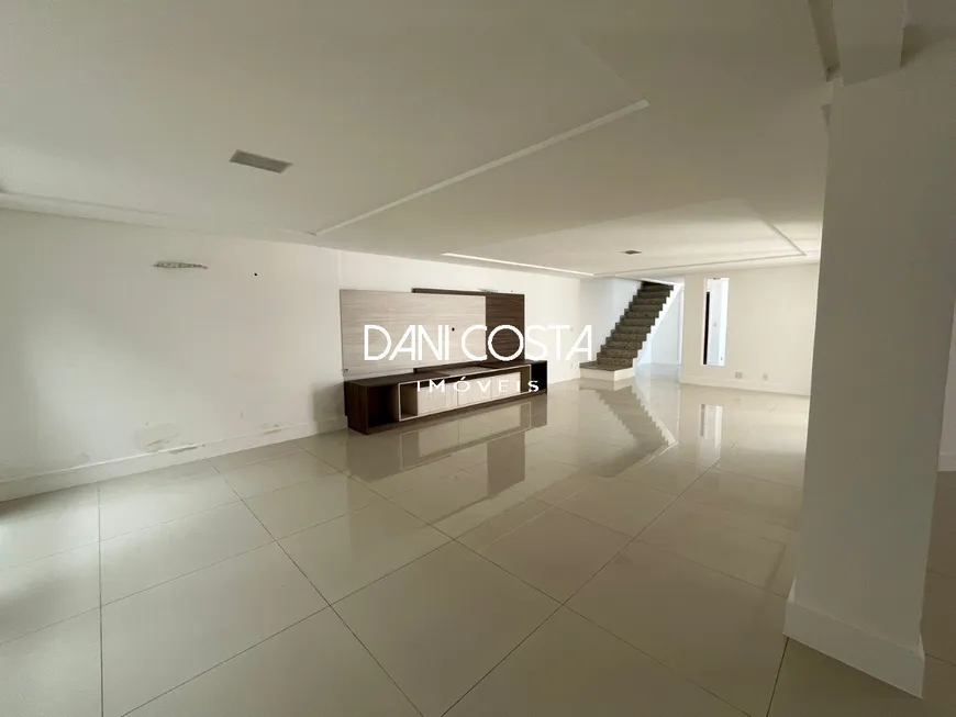 Foto 1 de Casa de Condomínio com 4 Quartos à venda, 488m² em Recreio Dos Bandeirantes, Rio de Janeiro