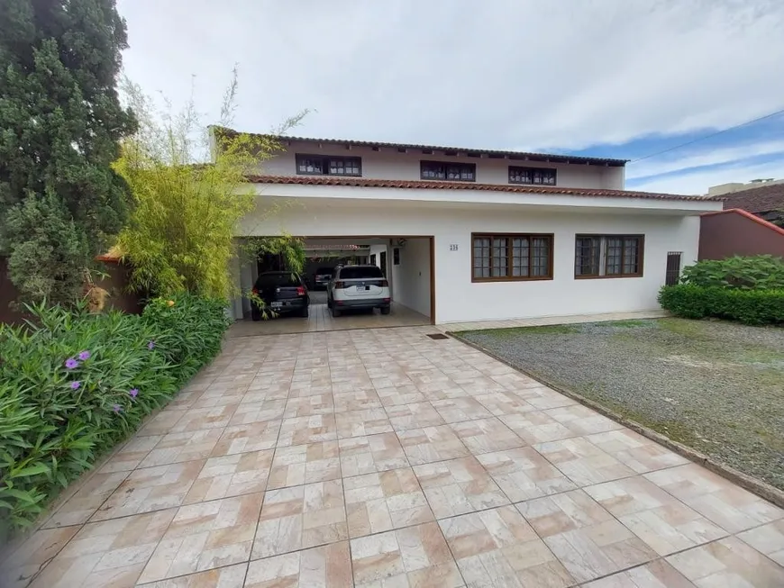 Foto 1 de Casa com 5 Quartos à venda, 330m² em Floresta, Joinville
