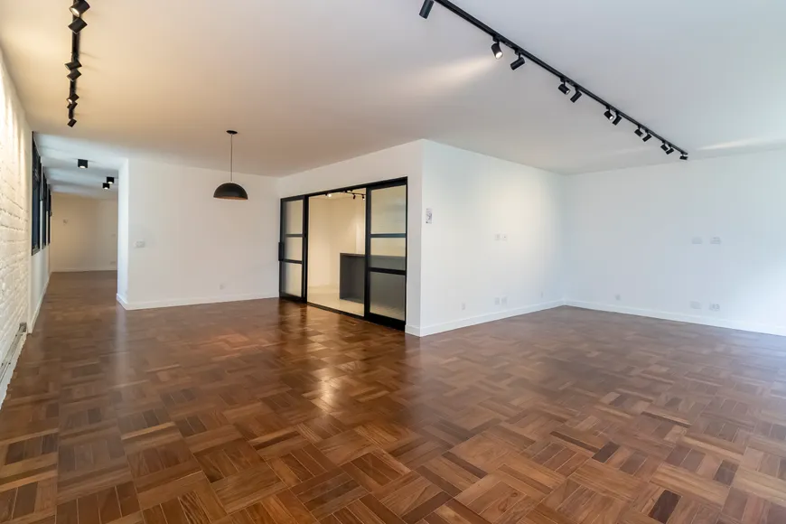 Foto 1 de Apartamento com 3 Quartos à venda, 231m² em Higienópolis, São Paulo