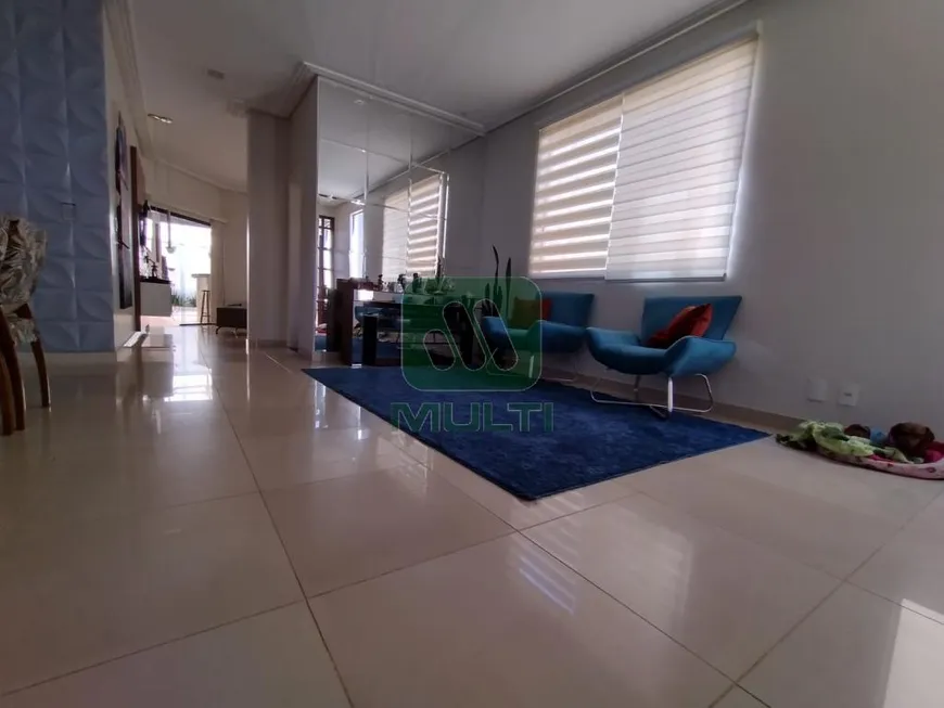 Foto 1 de Casa com 5 Quartos à venda, 361m² em Umuarama, Uberlândia