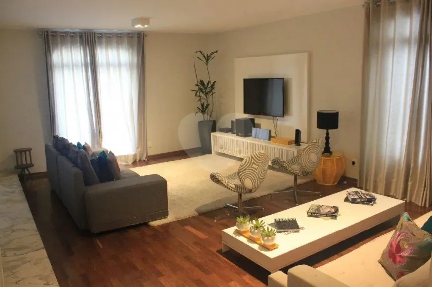 Foto 1 de Apartamento com 3 Quartos à venda, 202m² em Higienópolis, São Paulo