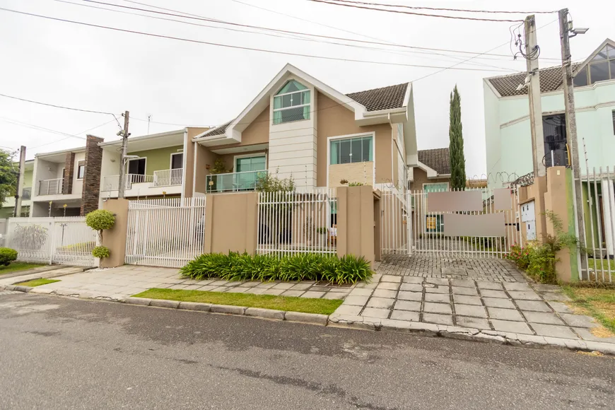 Foto 1 de Sobrado com 4 Quartos à venda, 179m² em Uberaba, Curitiba