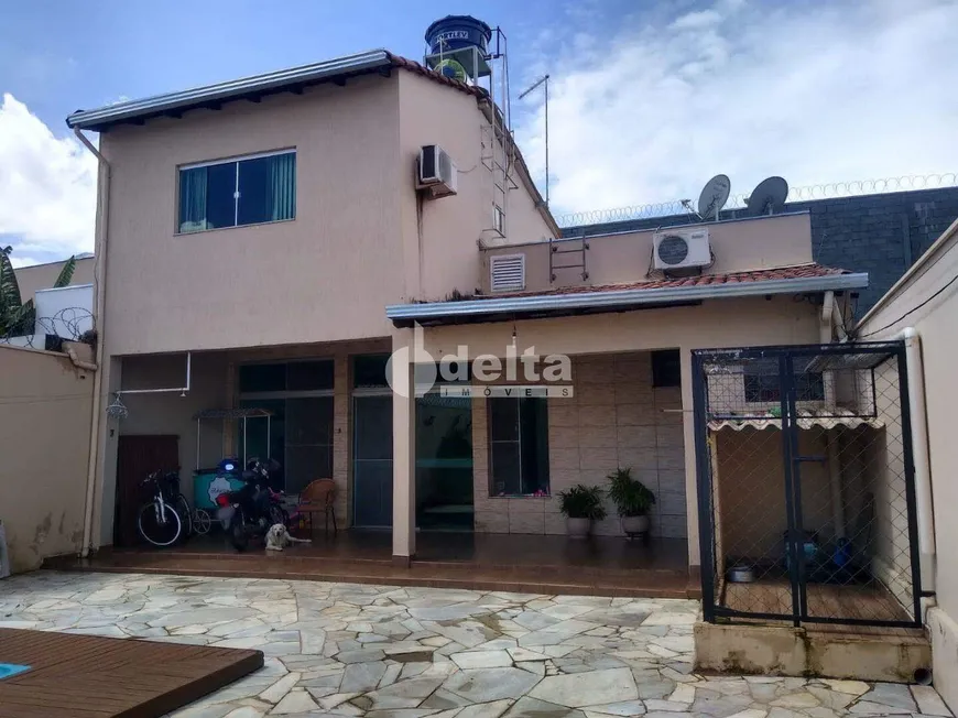 Foto 1 de Casa com 3 Quartos à venda, 220m² em Daniel Fonseca, Uberlândia