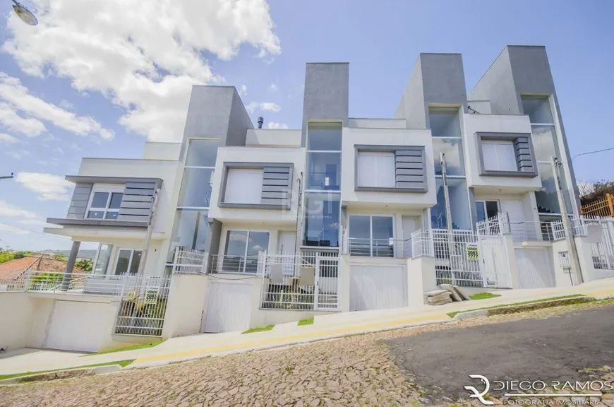 Foto 1 de Casa com 3 Quartos à venda, 182m² em Jardim Itú Sabará, Porto Alegre