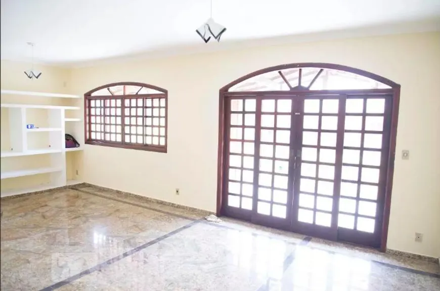 Foto 1 de Casa com 5 Quartos à venda, 252m² em Vila Picinin, São Paulo