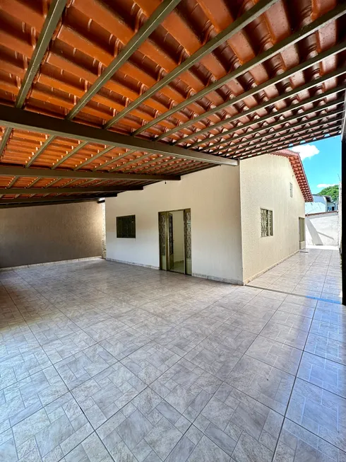 Foto 1 de Casa com 4 Quartos à venda, 260m² em Residencial Licardino Ney, Goiânia