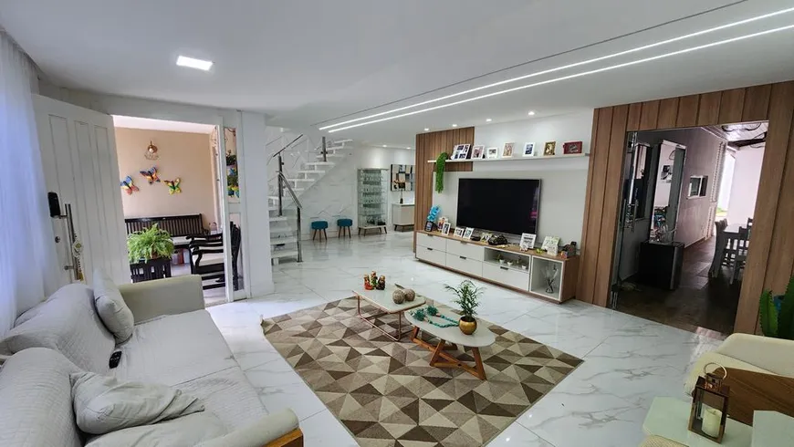 Foto 1 de Casa com 5 Quartos à venda, 230m² em Itapuã, Salvador