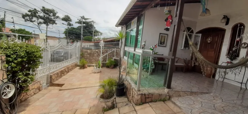 Foto 1 de Casa com 2 Quartos à venda, 360m² em Santa Mônica, Belo Horizonte