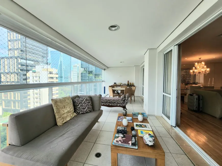 Foto 1 de Apartamento com 3 Quartos para alugar, 201m² em Itaim Bibi, São Paulo