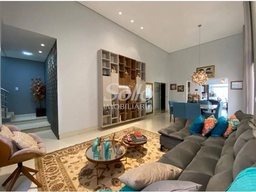 Foto 1 de Casa com 4 Quartos à venda, 250m² em Cidade Jardim, Uberlândia