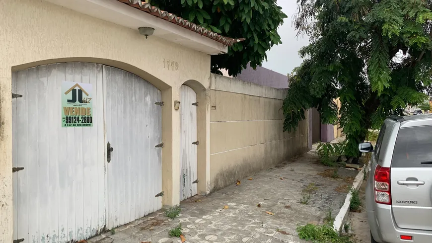 Foto 1 de Casa com 4 Quartos à venda, 180m² em Candelária, Natal