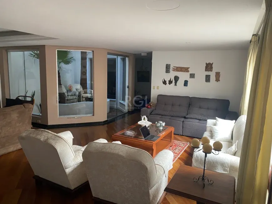 Foto 1 de Casa com 4 Quartos à venda, 377m² em Chácara das Pedras, Porto Alegre