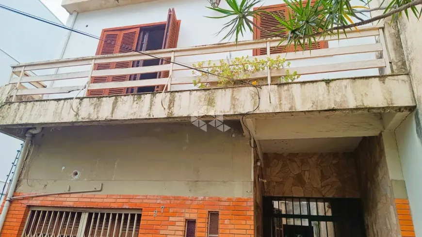 Foto 1 de Casa com 4 Quartos à venda, 180m² em Auxiliadora, Porto Alegre