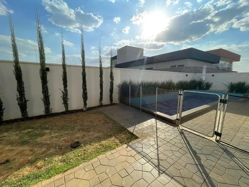 Foto 1 de Casa com 3 Quartos para alugar, 227m² em Residencial Goiânia Golfe Clube, Goiânia