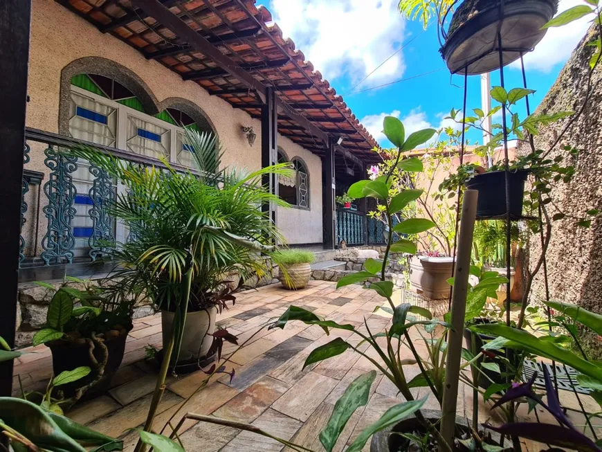 Foto 1 de Casa com 3 Quartos à venda, 296m² em Caiçaras, Belo Horizonte