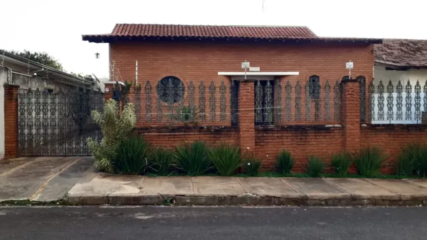 Foto 1 de Casa com 4 Quartos para alugar, 234m² em Vila José Bonifácio, Araraquara