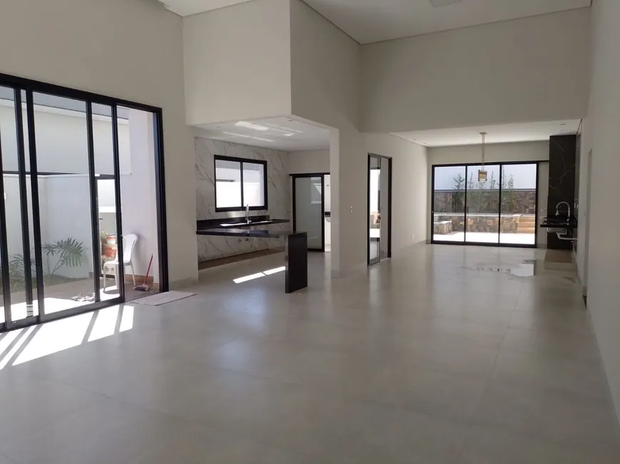 Foto 1 de Casa de Condomínio com 3 Quartos à venda, 257m² em Granja Marileusa , Uberlândia