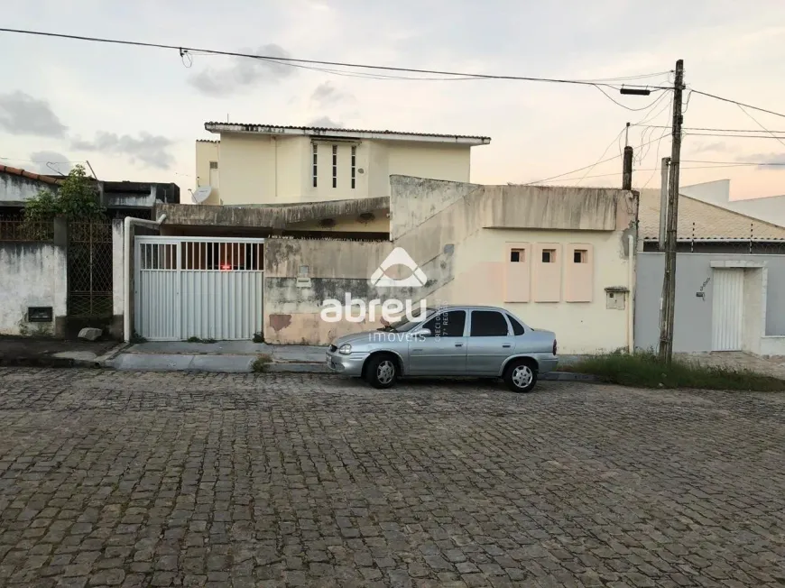 Foto 1 de Casa com 5 Quartos à venda, 248m² em Candelária, Natal