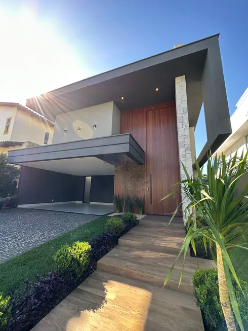 Foto 1 de Casa de Condomínio com 4 Quartos à venda, 304m² em Setor Garavelo, Goiânia
