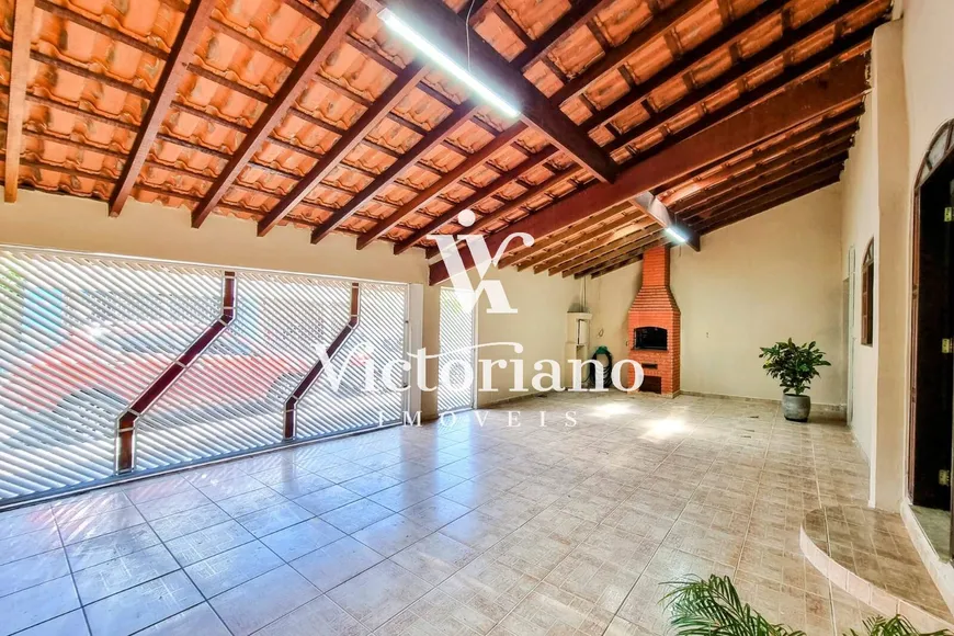 Foto 1 de Casa com 4 Quartos para venda ou aluguel, 210m² em Vila Zezé, Jacareí