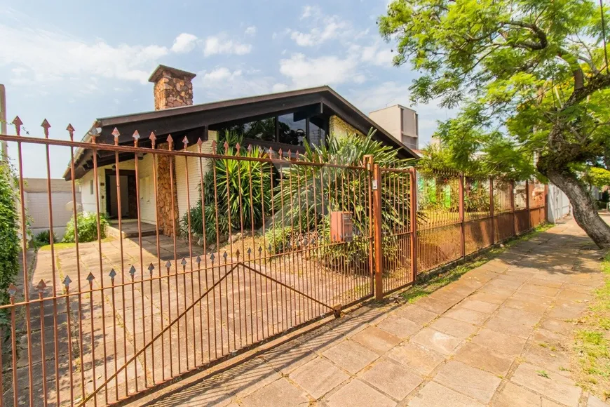 Foto 1 de Casa com 4 Quartos à venda, 280m² em Três Figueiras, Porto Alegre