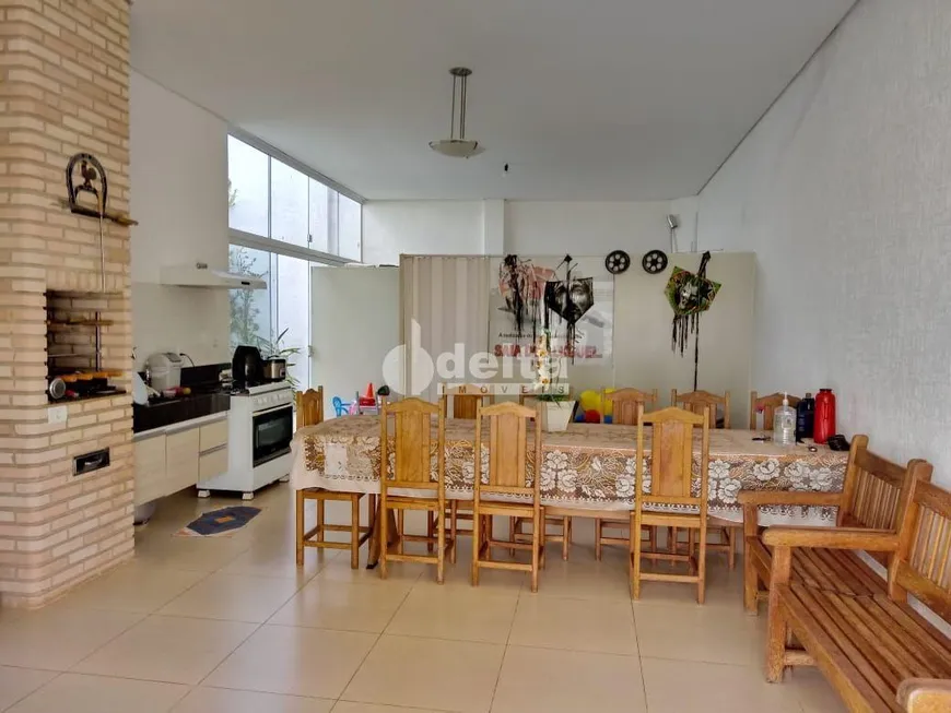 Foto 1 de Casa com 4 Quartos à venda, 265m² em Marta Helena, Uberlândia