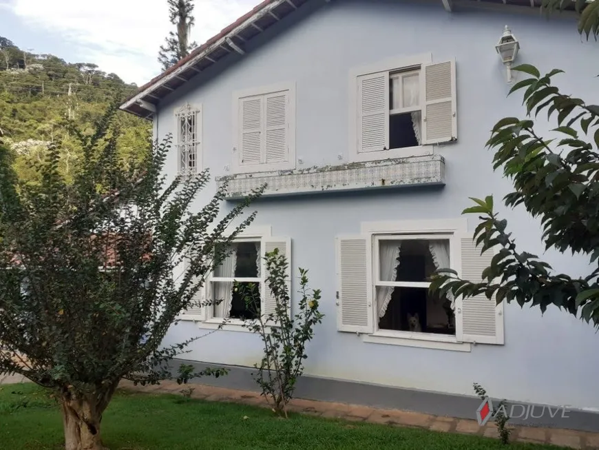 Foto 1 de Casa com 4 Quartos à venda, 300m² em Carangola, Petrópolis