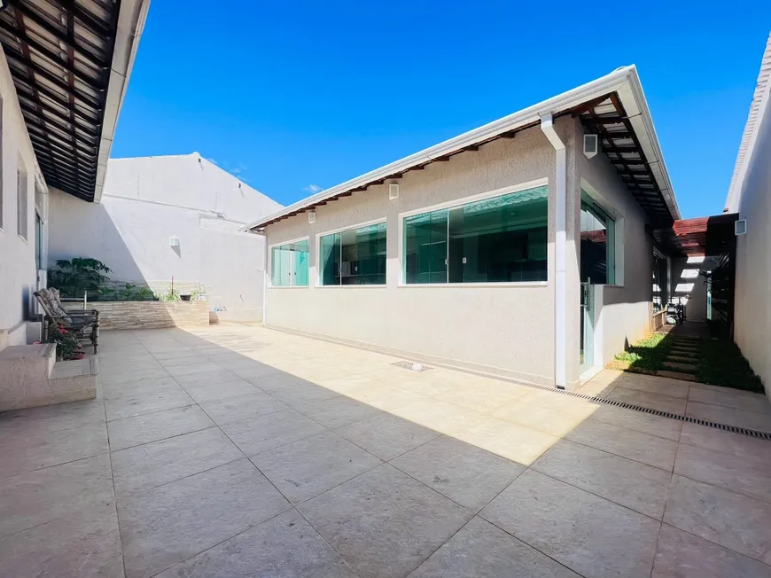 Foto 1 de Casa com 4 Quartos à venda, 220m² em Santa Mônica, Belo Horizonte