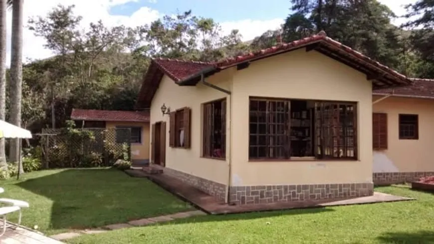 Foto 1 de Casa com 4 Quartos à venda, 500m² em Carangola, Petrópolis