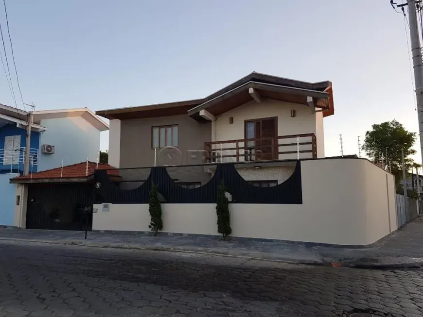 Foto 1 de Casa com 3 Quartos à venda, 200m² em Vila Pinheiro, Jacareí