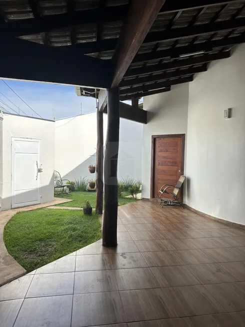 Foto 1 de Casa com 4 Quartos à venda, 220m² em Goiás, Araguari