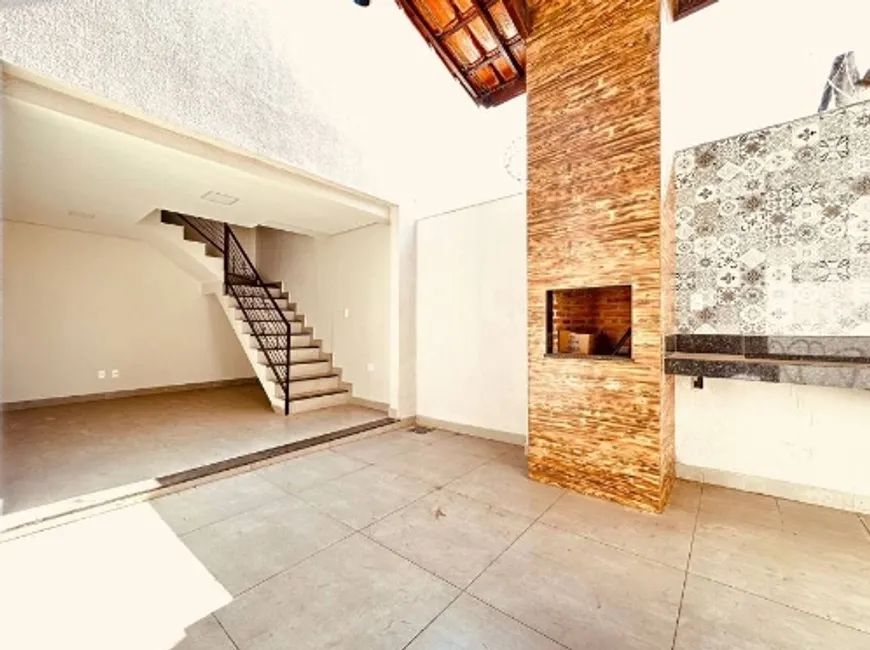 Foto 1 de Casa com 5 Quartos à venda, 180m² em Santa Mônica, Belo Horizonte