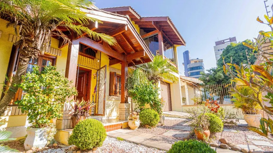 Foto 1 de Casa com 4 Quartos para venda ou aluguel, 304m² em Jardim Lindóia, Porto Alegre