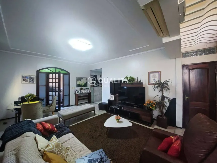 Foto 1 de Casa com 4 Quartos à venda, 200m² em Henrique Jorge, Fortaleza