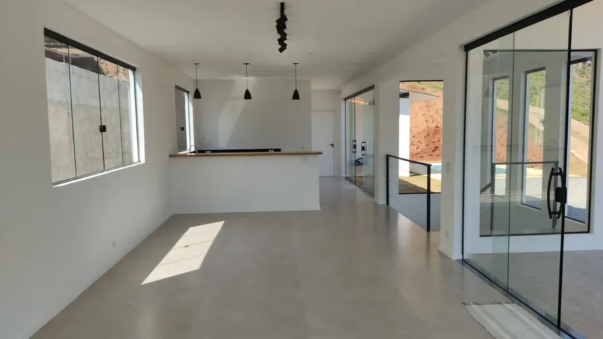 Foto 1 de Casa de Condomínio com 3 Quartos à venda, 178m² em Secretário, Petrópolis