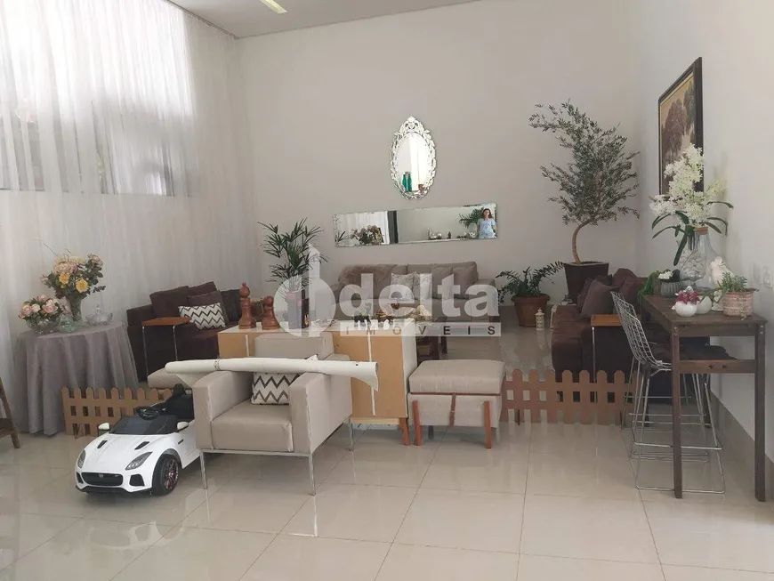 Foto 1 de Casa com 3 Quartos à venda, 330m² em Jardim Colina, Uberlândia