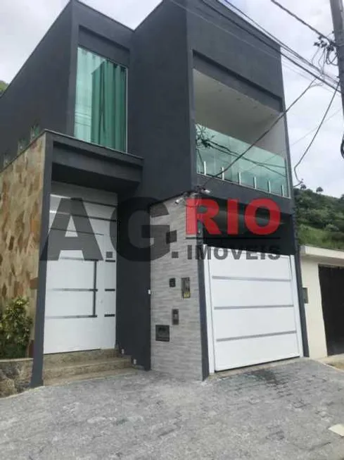 Foto 1 de Casa de Condomínio com 3 Quartos à venda, 300m² em Jardim Sulacap, Rio de Janeiro