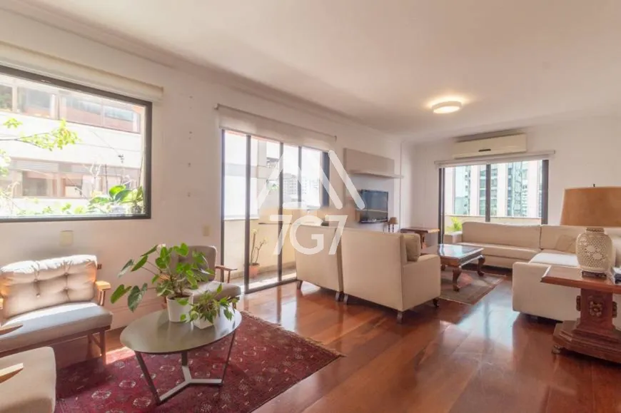 Foto 1 de Apartamento com 3 Quartos à venda, 220m² em Itaim Bibi, São Paulo