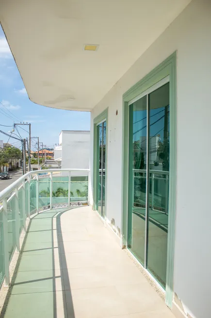 Foto 1 de Apartamento com 2 Quartos à venda, 76m² em Novo Portinho, Cabo Frio
