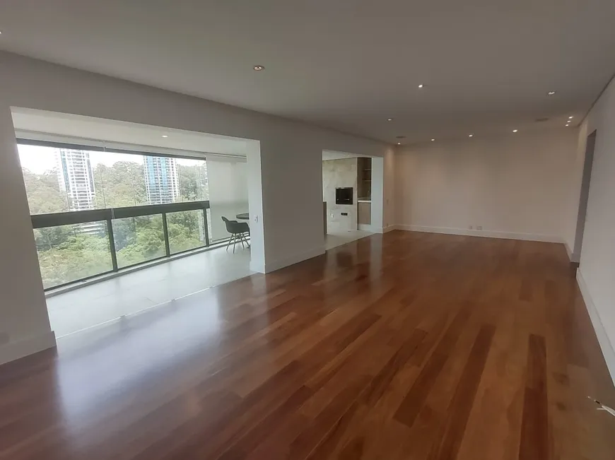 Foto 1 de Apartamento com 4 Quartos para alugar, 197m² em Villaggio Panamby, São Paulo