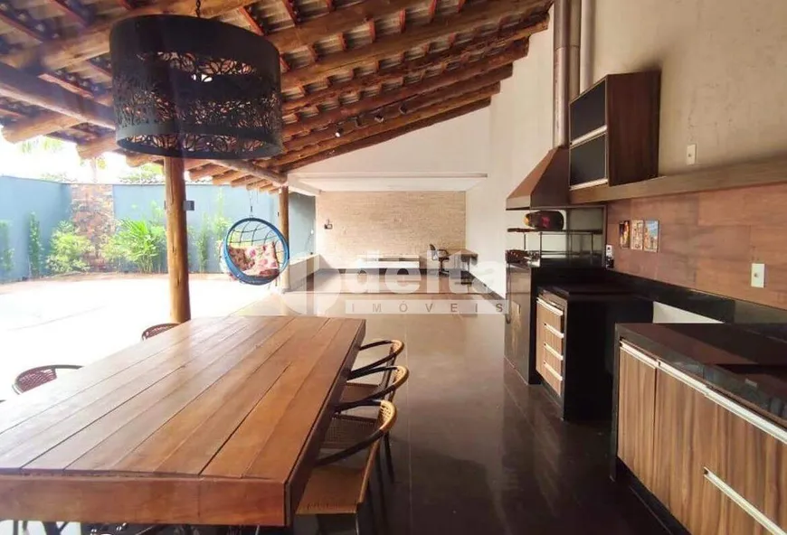 Foto 1 de Casa com 3 Quartos para alugar, 280m² em Cidade Jardim, Uberlândia
