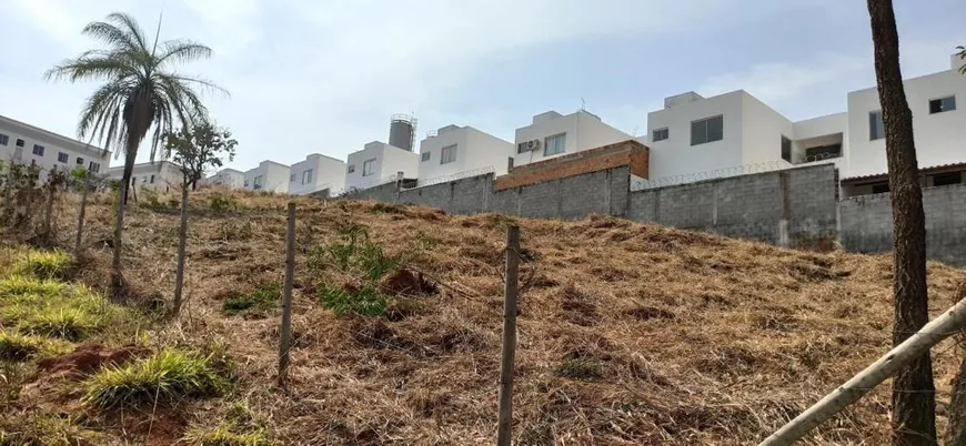 Foto 1 de Lote/Terreno à venda, 2136m² em Cabral, Contagem