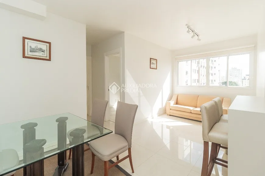 Foto 1 de Apartamento com 2 Quartos para alugar, 58m² em Passo da Areia, Porto Alegre